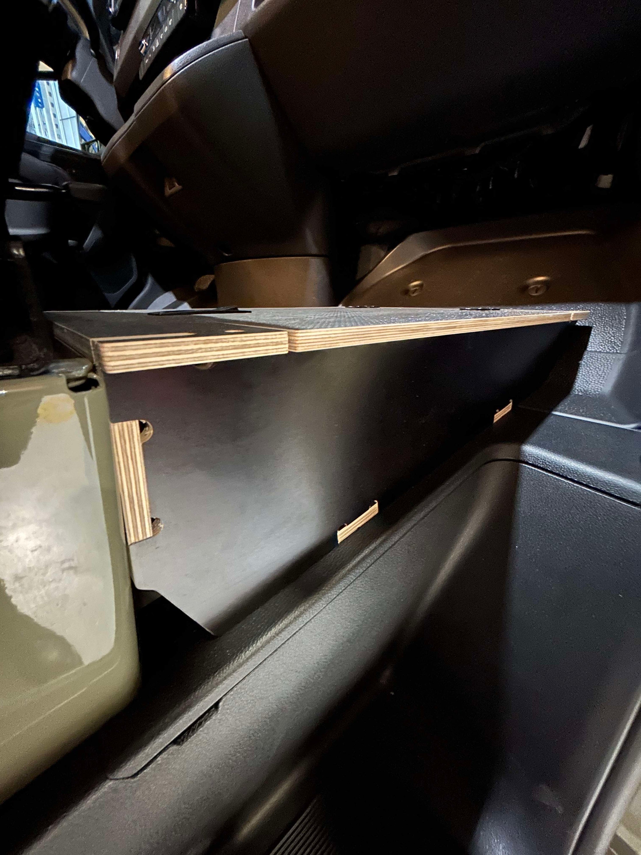 MonsterVan | Fußraumerhöhung Sprinter